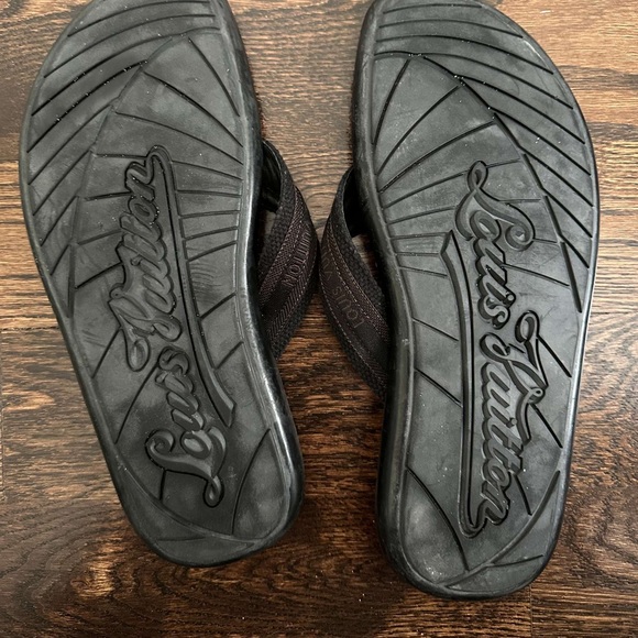 Louis Vuitton men’s leather flip flops - Picture 8 of 10